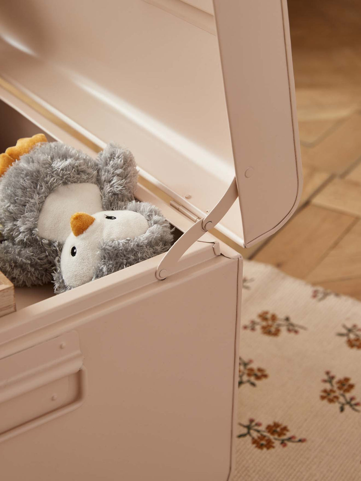 Metal storage trunk