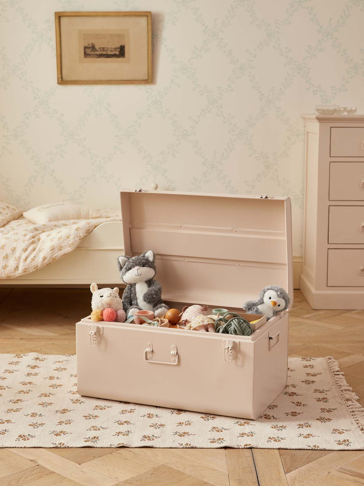 Metal storage trunk
