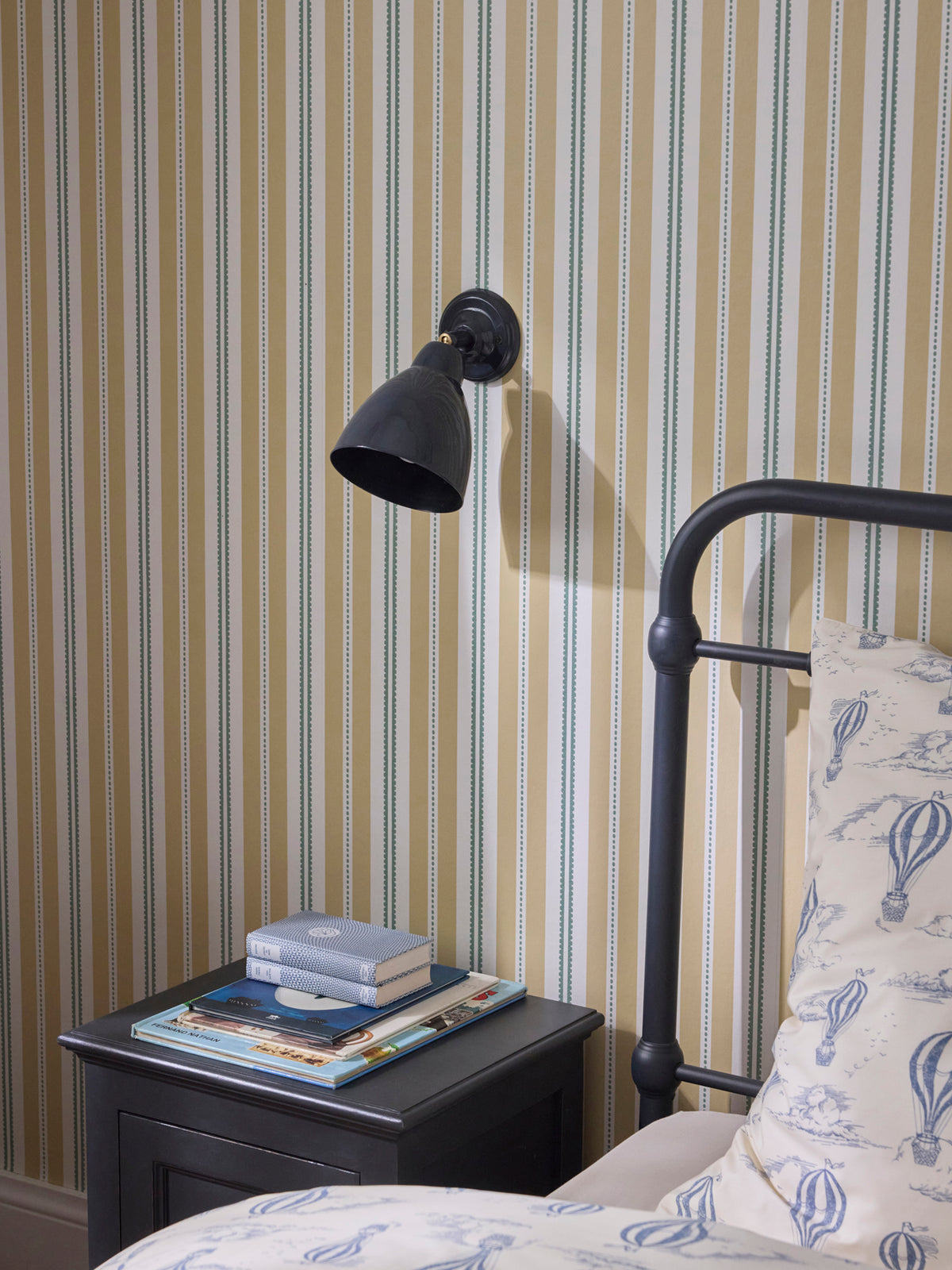 Auguste enameled metal wall lamp