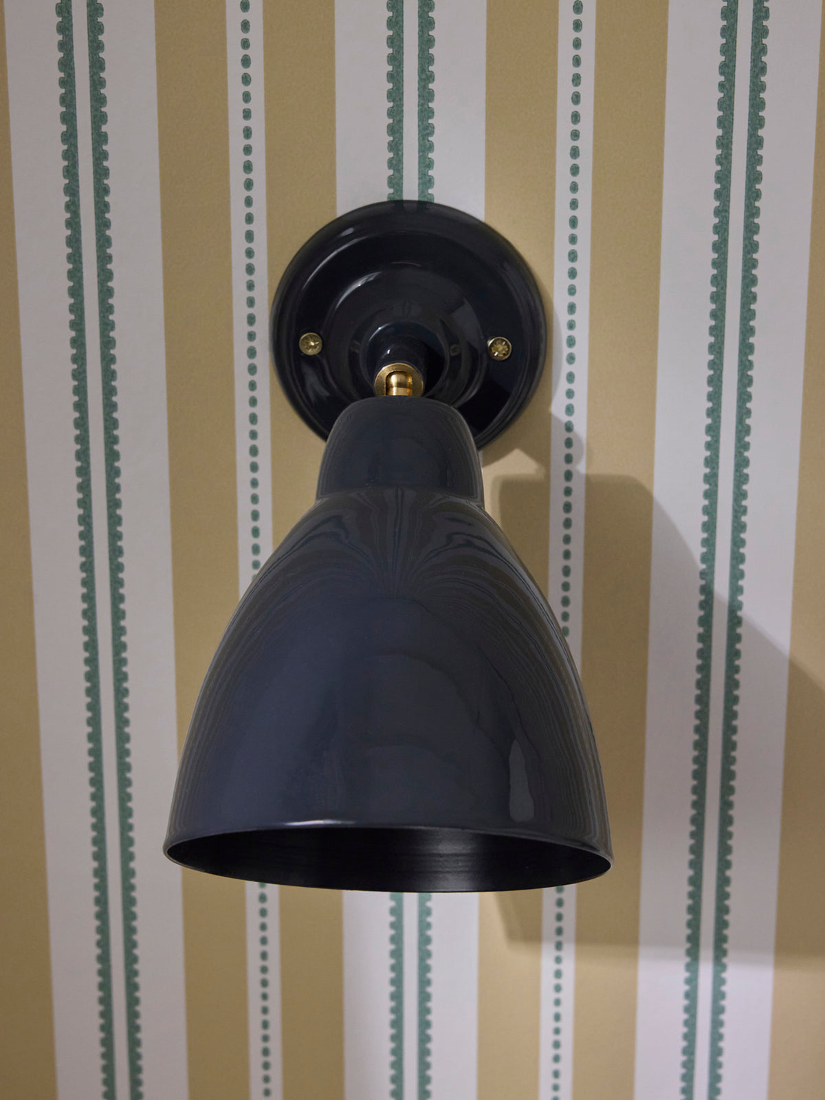 Auguste enameled metal wall lamp