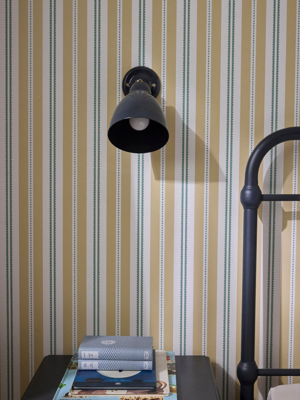 Auguste enameled metal wall lamp