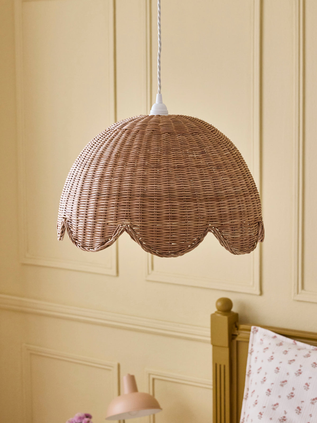 Hanging wicker flower lamp