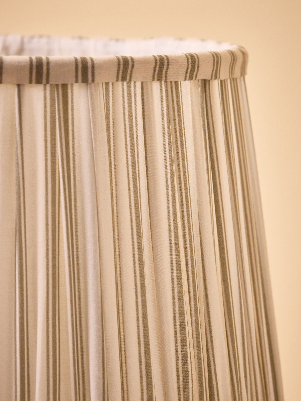 Pleated lamp shade with stripes - small