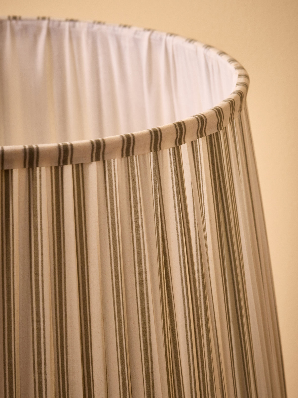 Pleated lamp shade with stripes - medium size