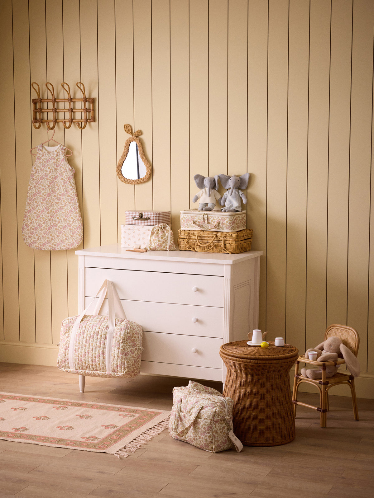 Pear-shaped wicker wall mirror