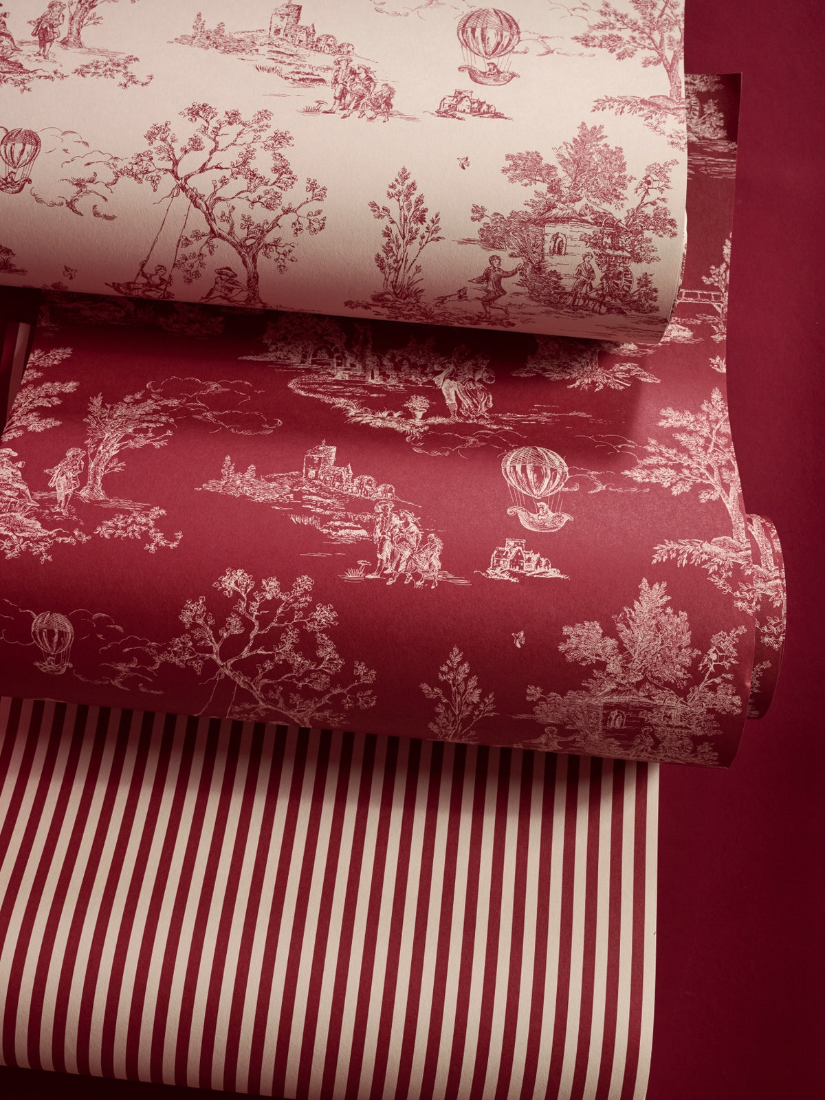 Papier peint bordeaux esprit toile de Jouy