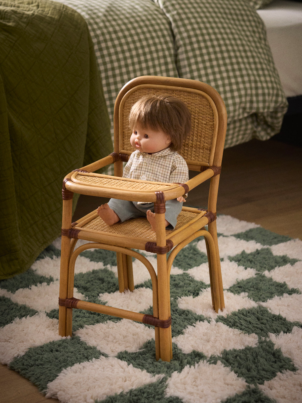Chaise haute en rotin pour poupée