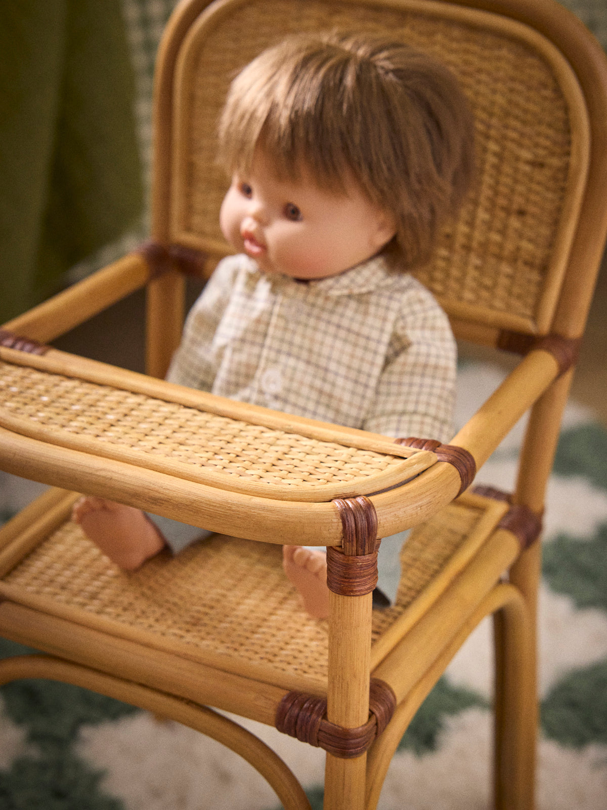 Chaise haute en rotin pour poupée