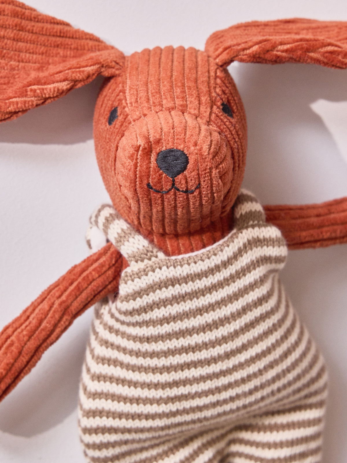 Peluche chien en velours avec salopette