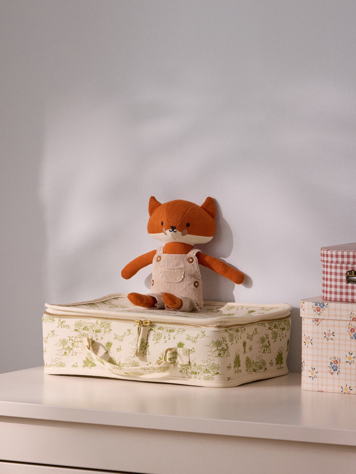 Peluche renard en tricot avec salopette velours