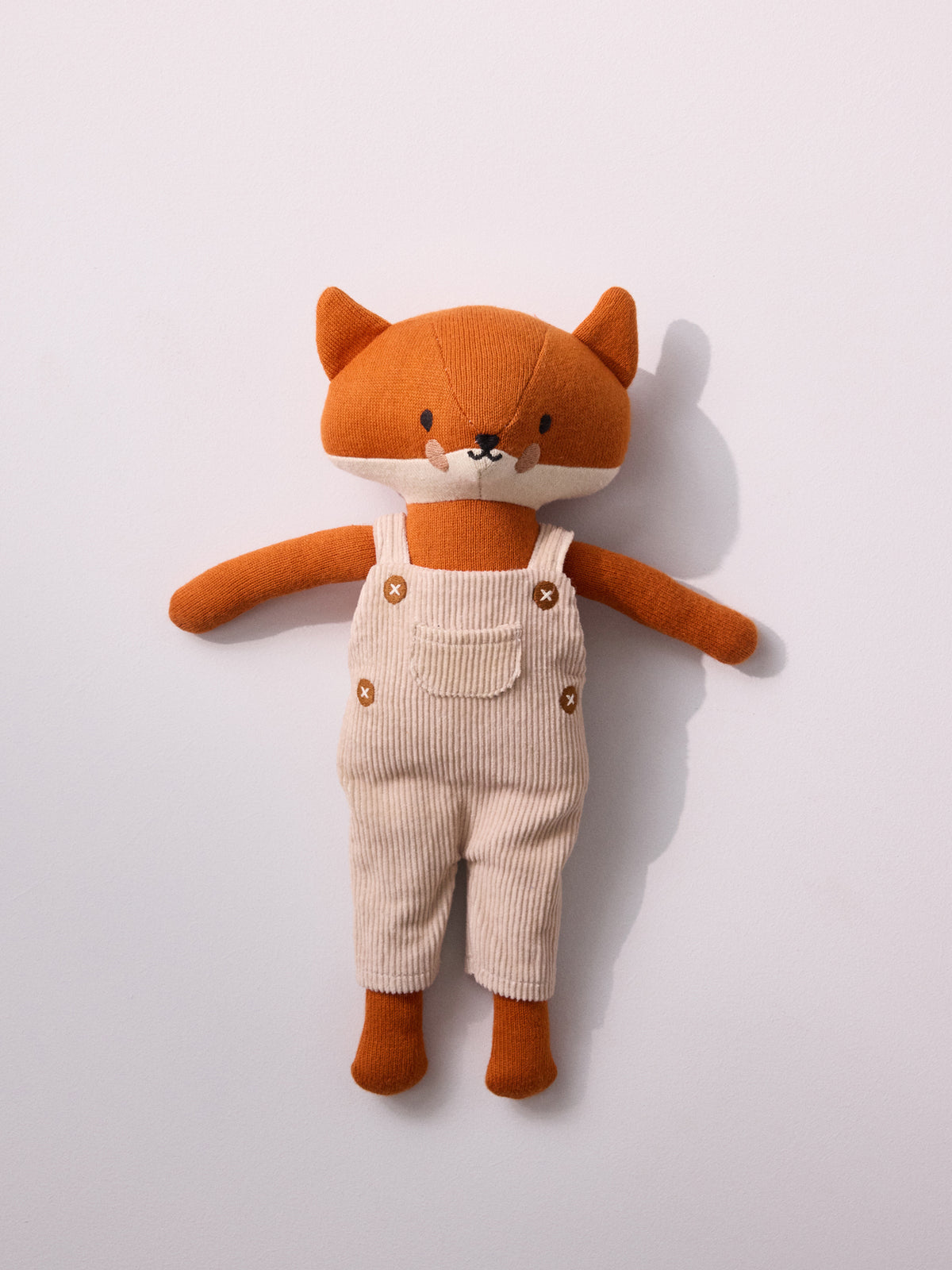 Peluche renard en tricot avec salopette velours