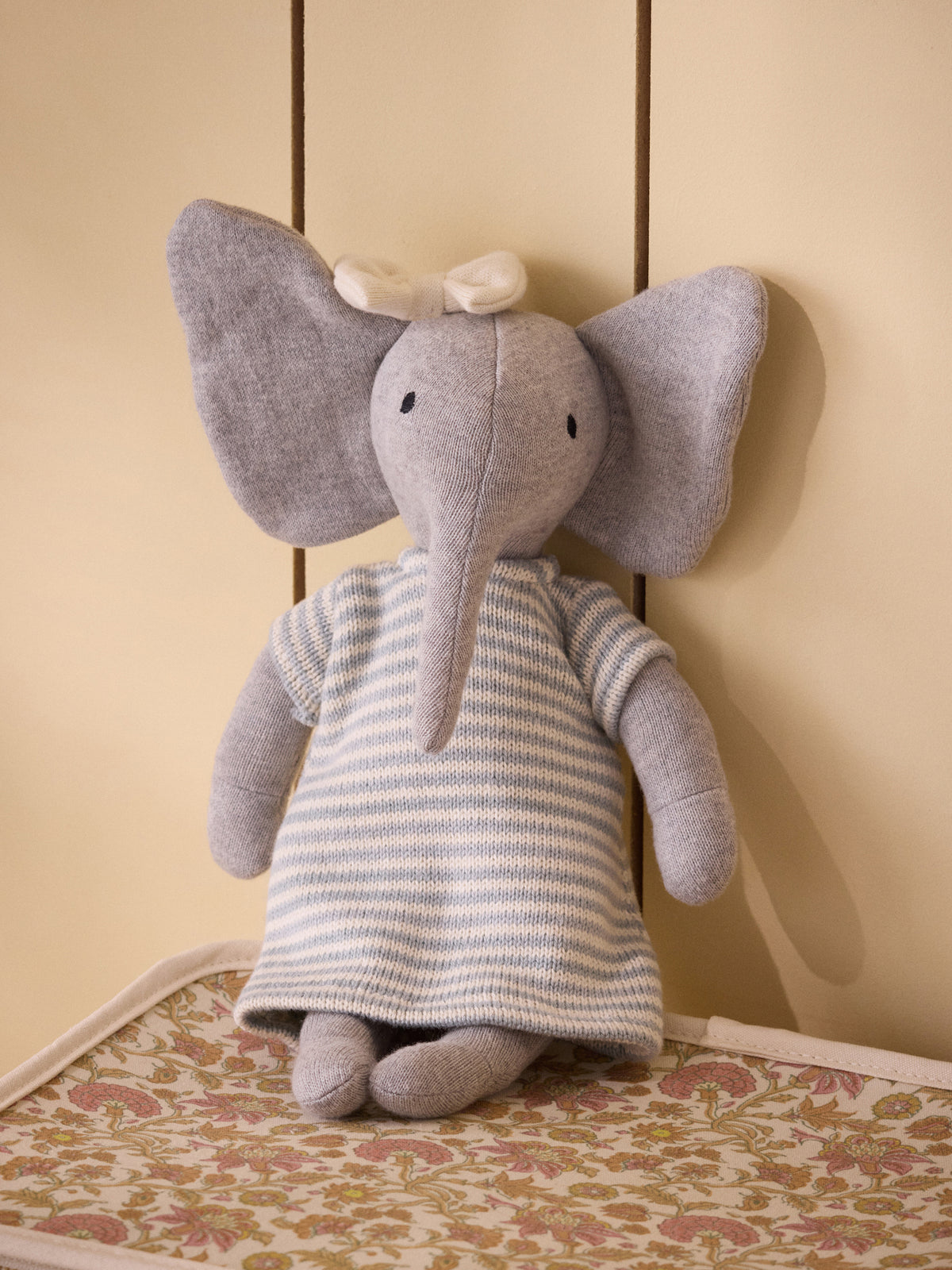 Peluche éléphant en tricot avec robe en point mousse