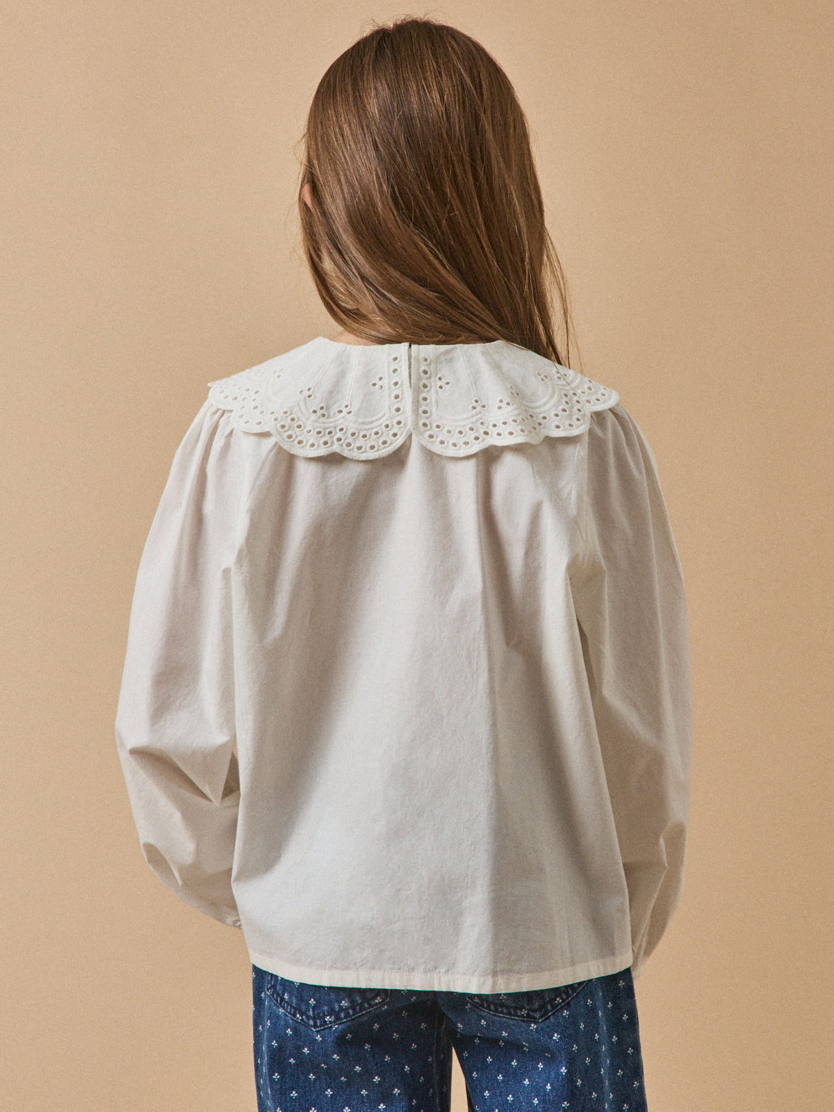 Girl's blouse with large collar
