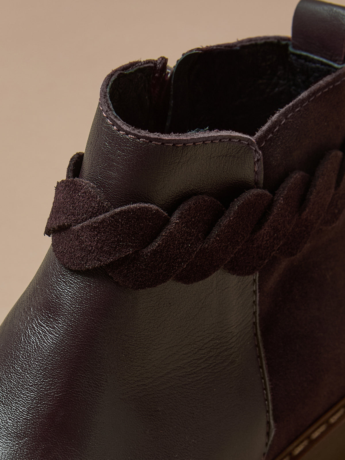 Girl's leather boots with braided trim