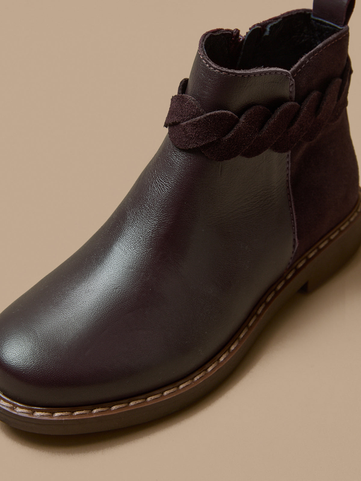Girl's leather boots with braided trim