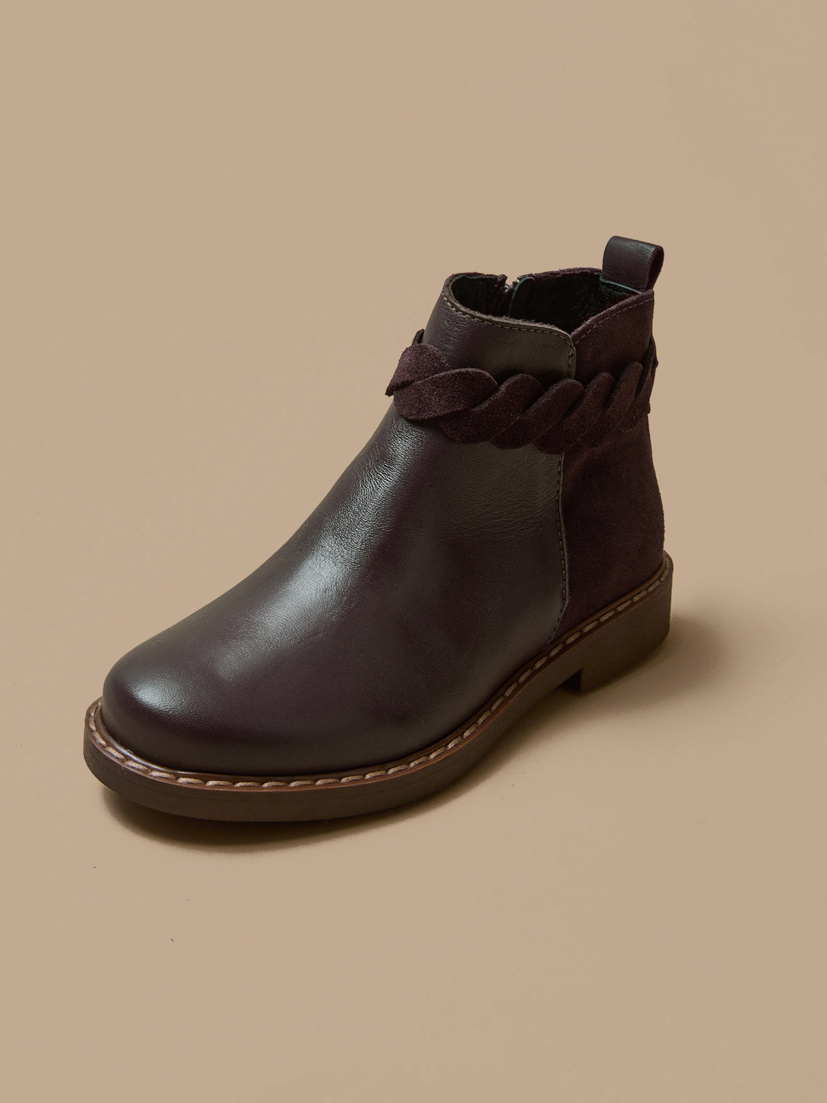 Girl's leather boots with braided trim