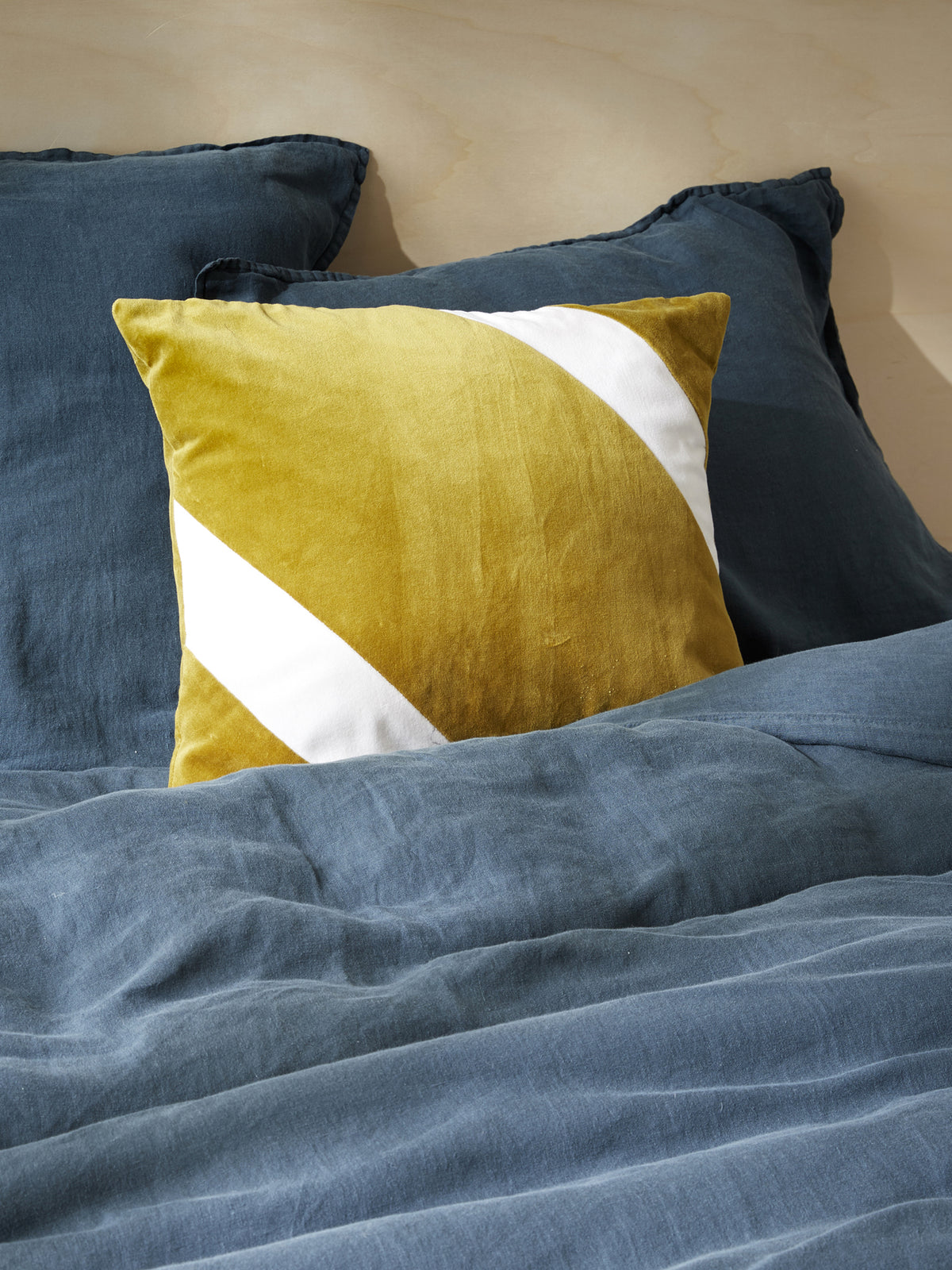 Velour cushion cover with graphic motif